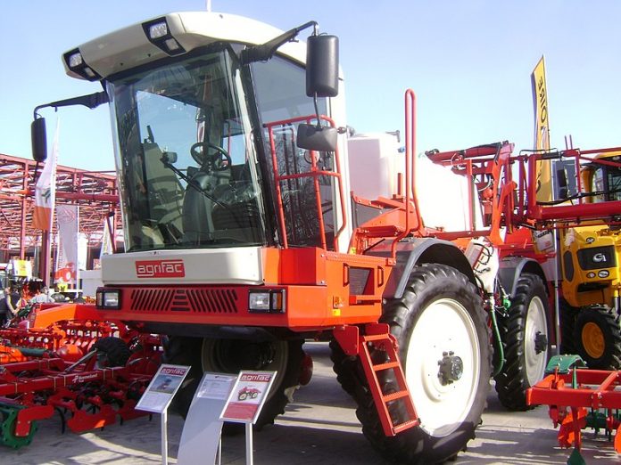 800px-Agrifac_Condor_self-propelled_sprayer_at_IndAgra_Farm_Romexpo_2010